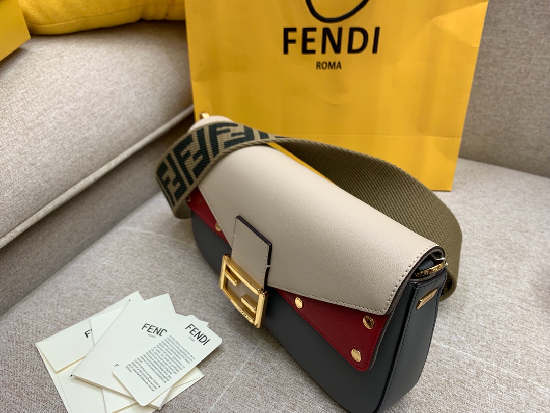 FENDI 芬迪最新Baguette系列 超精致的一个法棍 肩带个性不减的标志印花 26X14X4cm 8903