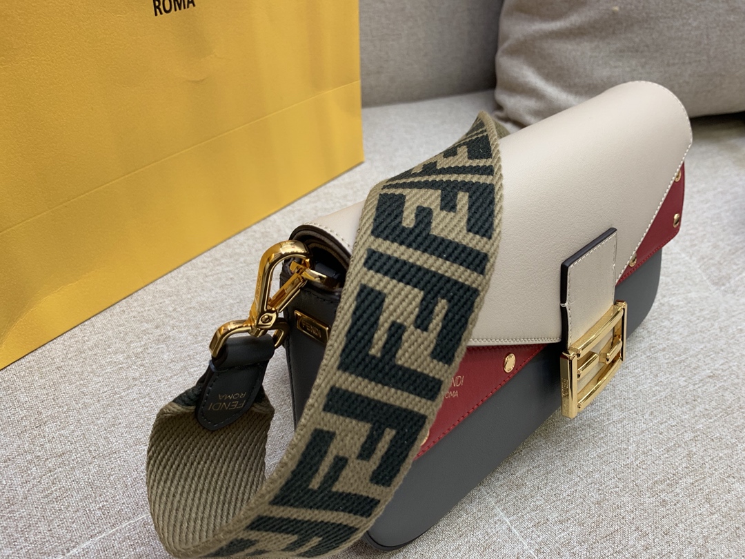 FENDI 芬迪最新Baguette系列 超精致的一个法棍 肩带个性不减的标志印花 26X14X4cm 8903