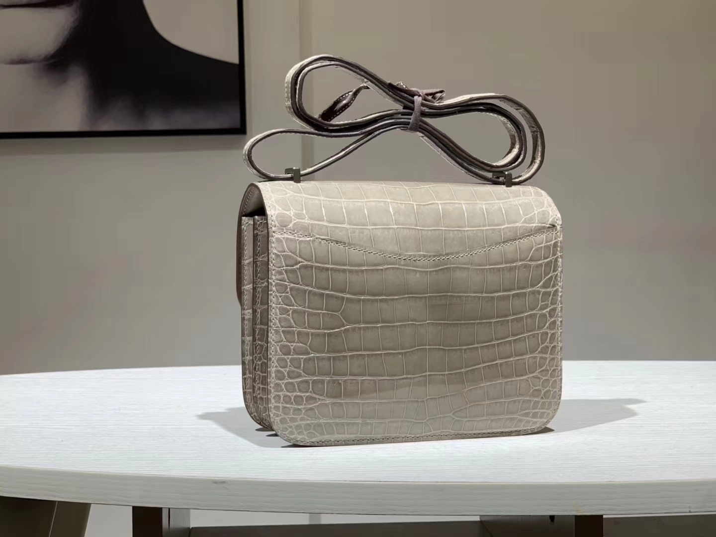 HERMES 爱马仕 Constance 19CM  鳄鱼皮 珍珠灰 国旗红