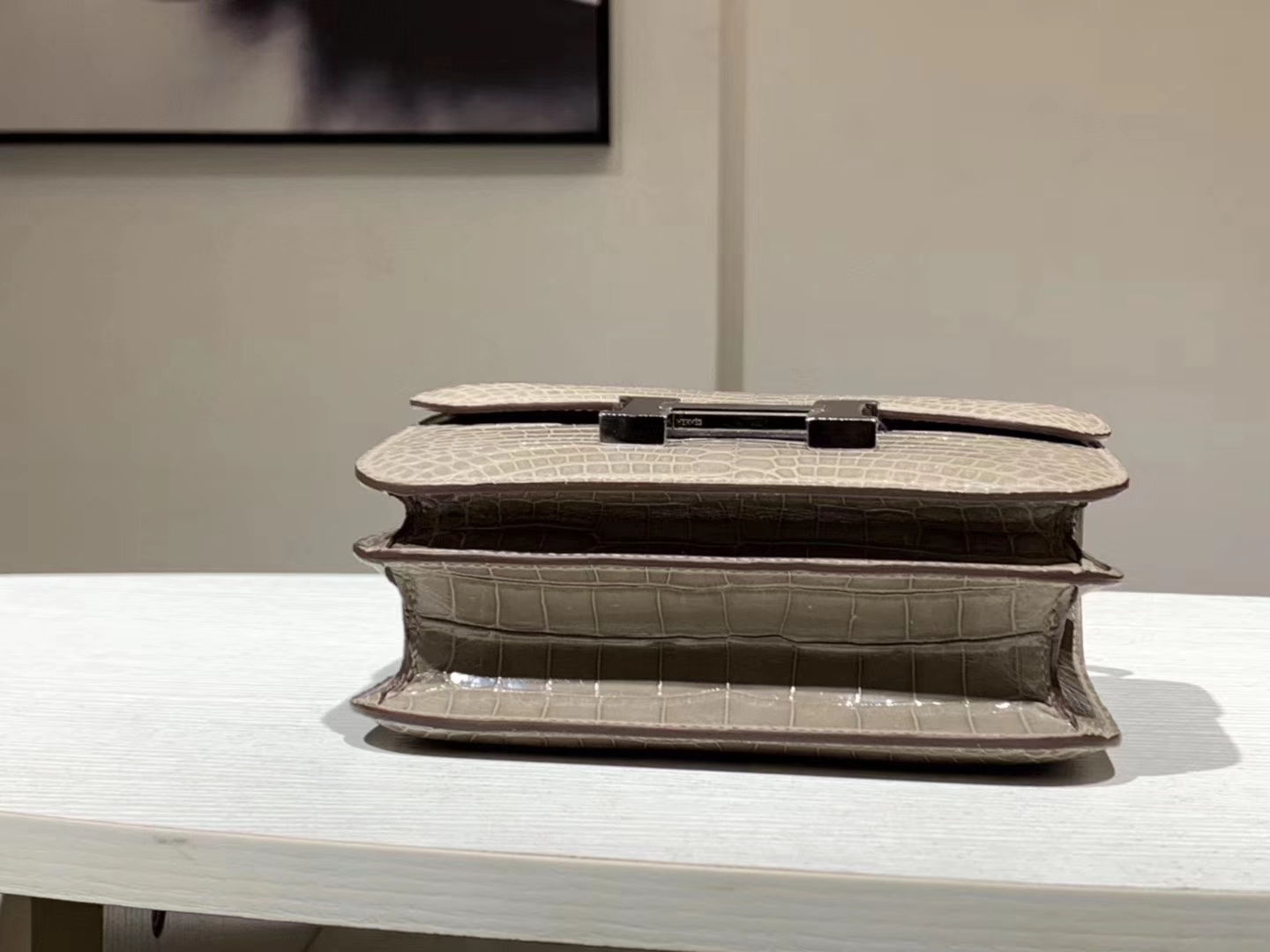 HERMES 爱马仕 Constance 19CM  鳄鱼皮 珍珠灰 国旗红