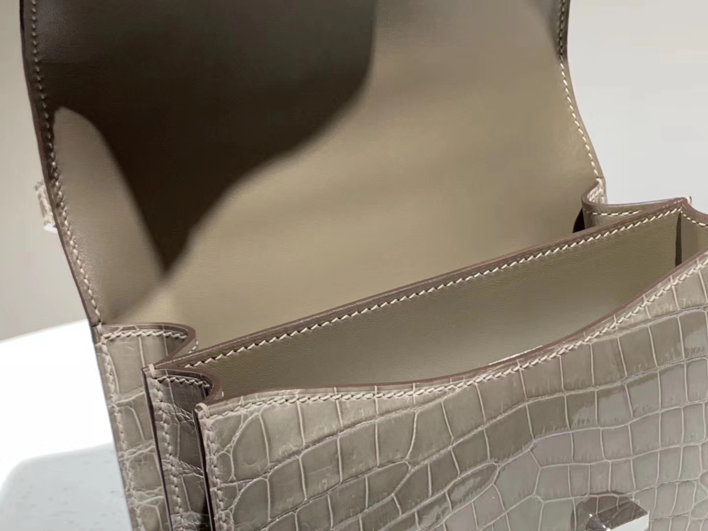 HERMES 爱马仕 Constance 19CM  鳄鱼皮 珍珠灰 国旗红