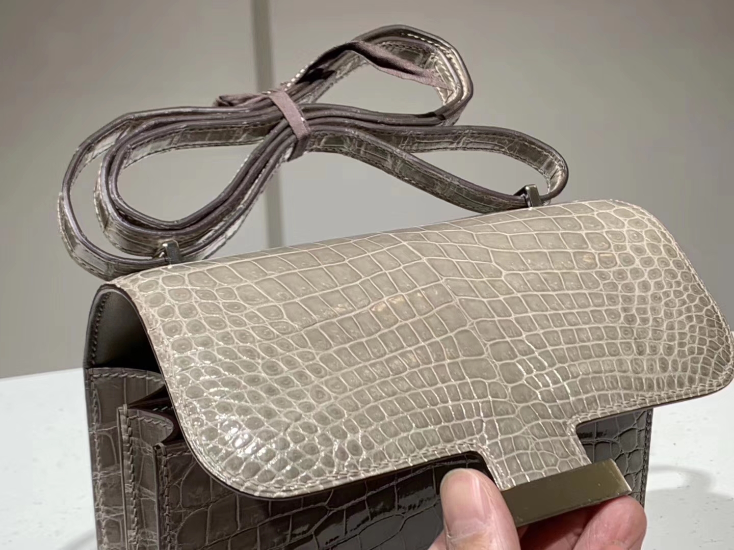 HERMES 爱马仕 Constance 19CM  鳄鱼皮 珍珠灰 国旗红
