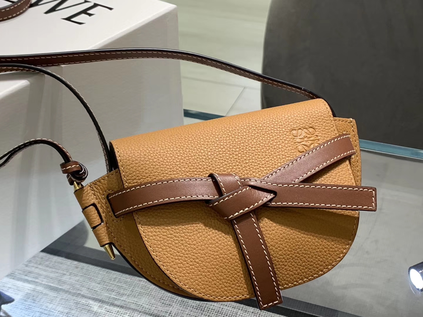 Loewe Gate系列 2019新色 斜挎小包 Mini号 焦糖色
