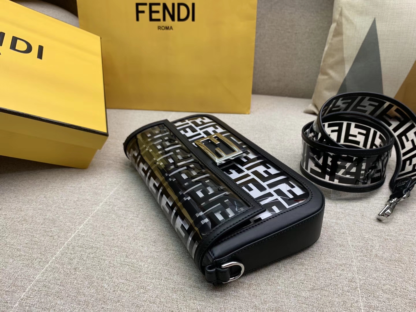 Baguette手袋 全透明的TPU 包身被F 印花覆盖 很契合当下的透明风潮 26cm