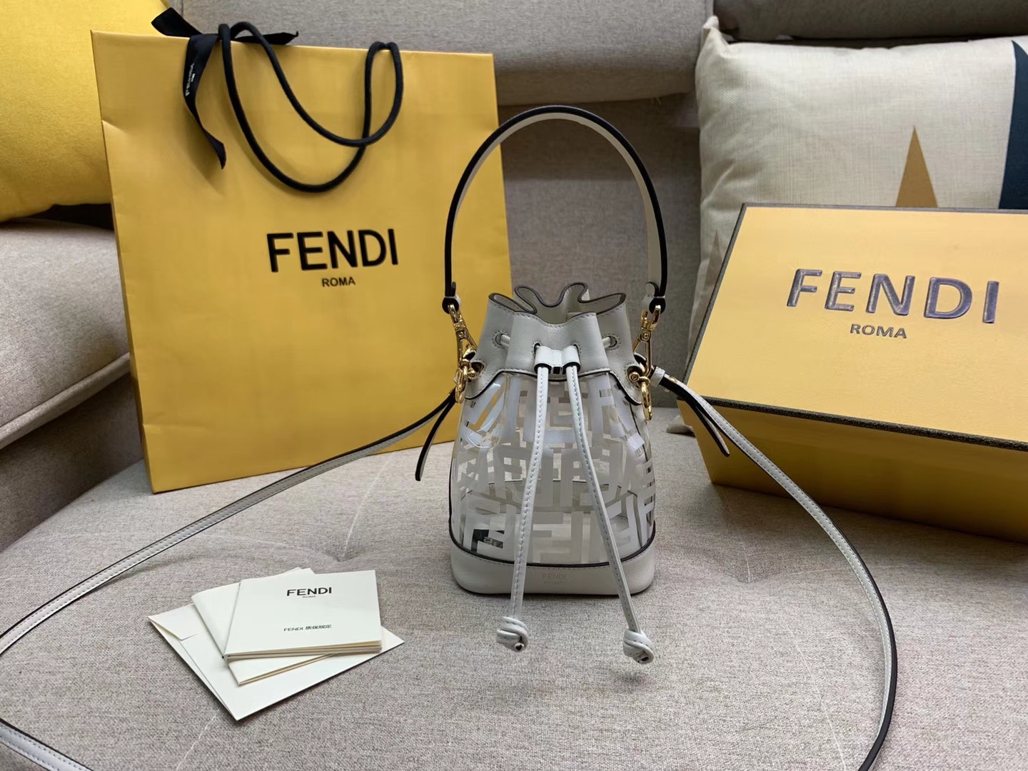 Fendi 芬迪 Mon Tresor 小号水桶手袋 全透明的TPU 18x12x10cm 白色