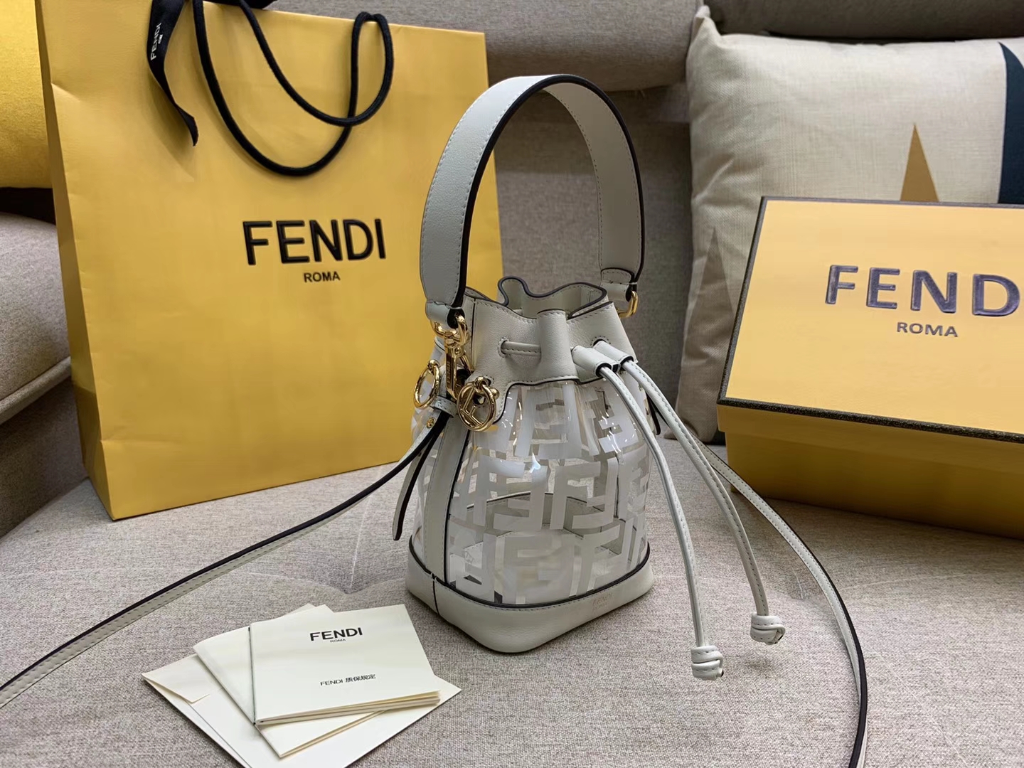 Fendi 芬迪 Mon Tresor 小号水桶手袋 全透明的TPU 18x12x10cm 白色