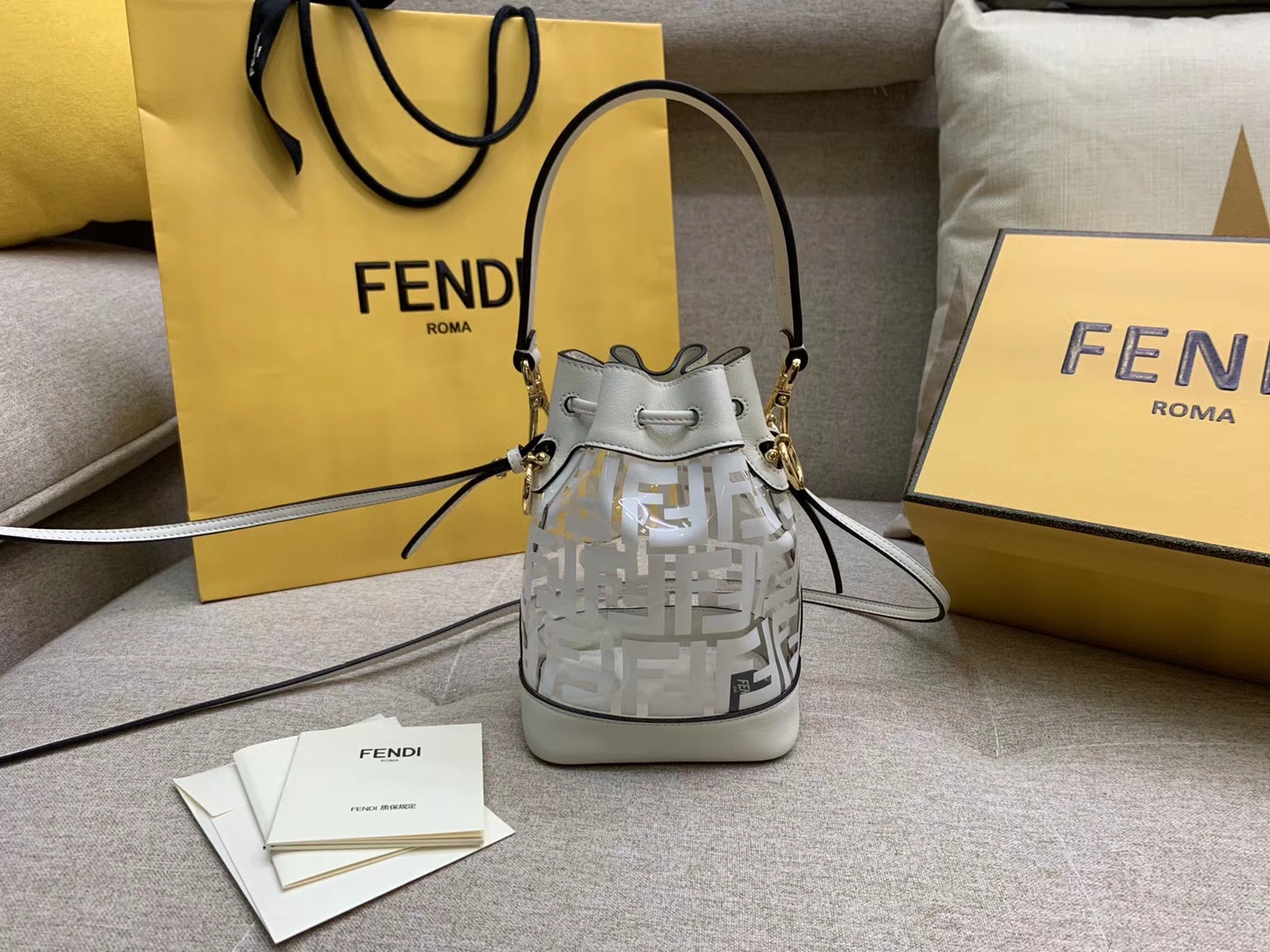 Fendi 芬迪 Mon Tresor 小号水桶手袋 全透明的TPU 18x12x10cm 白色