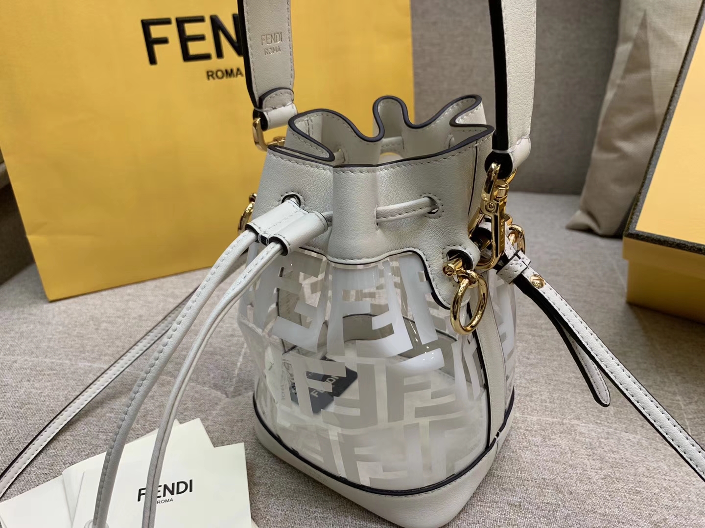 Fendi 芬迪 Mon Tresor 小号水桶手袋 全透明的TPU 18x12x10cm 白色