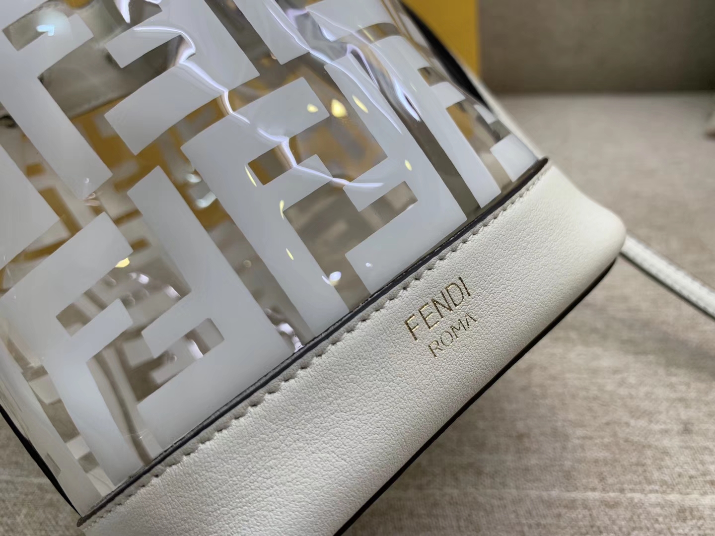Fendi 芬迪 Mon Tresor 小号水桶手袋 全透明的TPU 18x12x10cm 白色