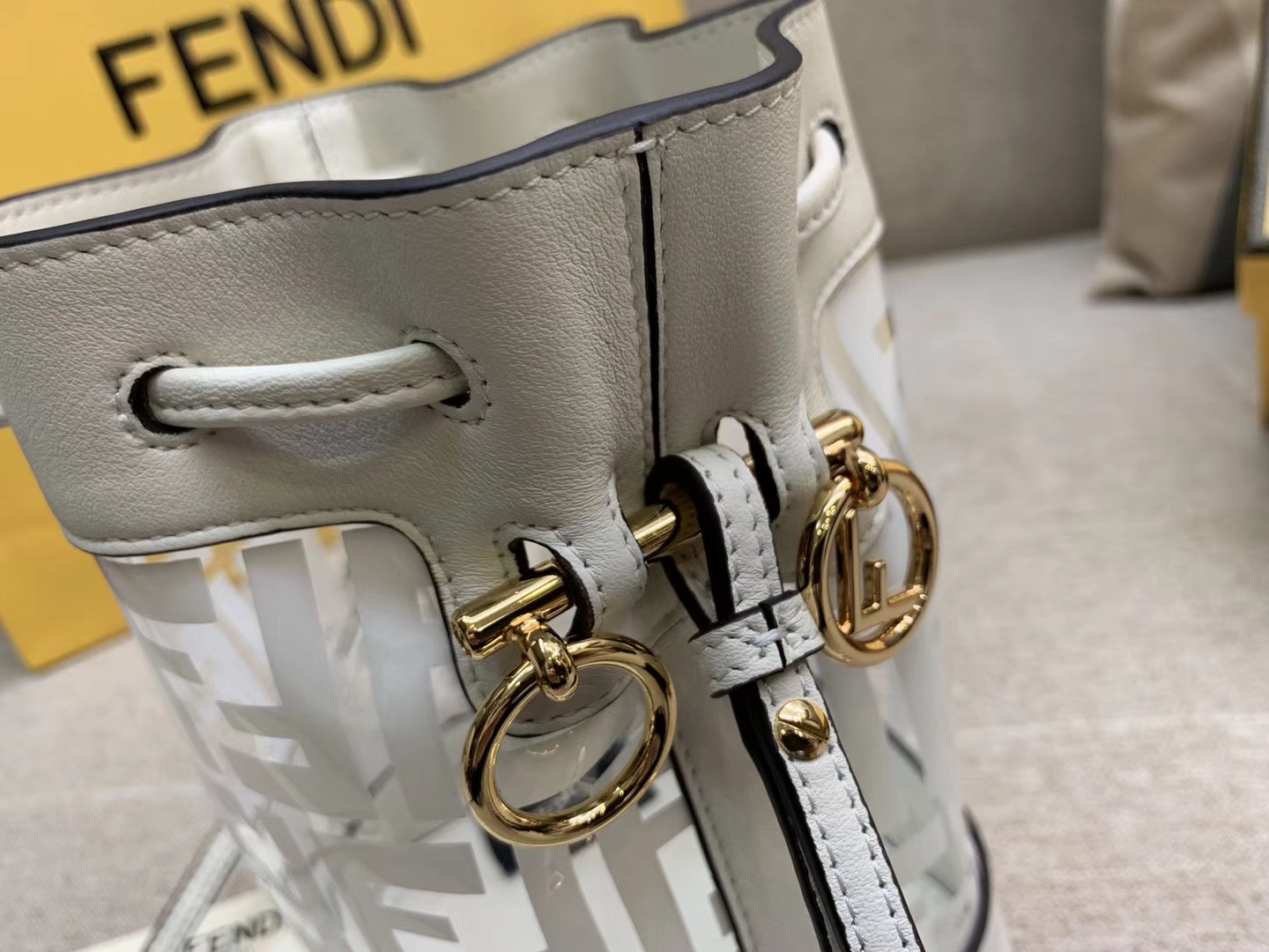 Fendi 芬迪 Mon Tresor 小号水桶手袋 全透明的TPU 18x12x10cm 白色