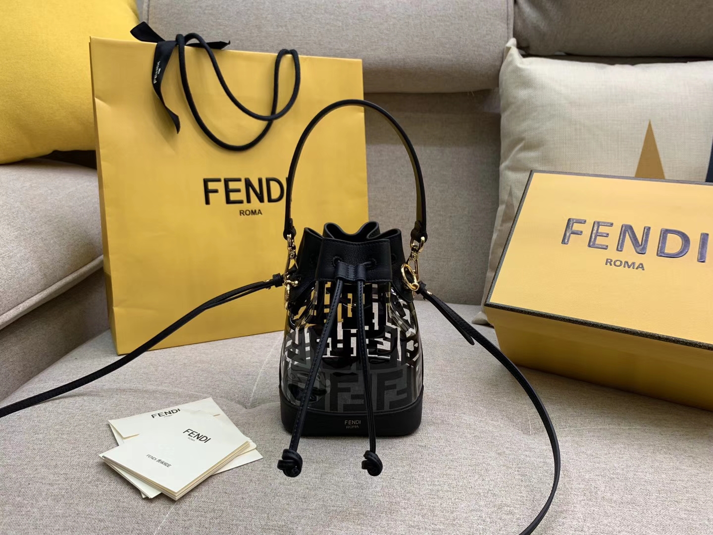 Fendi 芬迪 Mon Tresor 小号水桶手袋 全透明的TPU 18x12x10cm 黑色