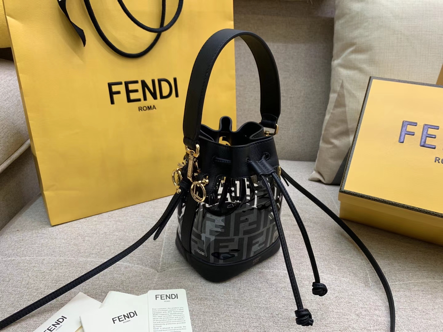 Fendi 芬迪 Mon Tresor 小号水桶手袋 全透明的TPU 18x12x10cm 黑色