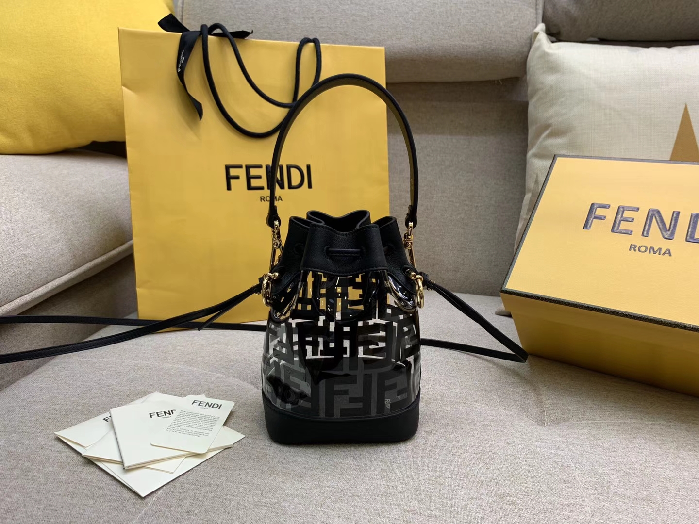 Fendi 芬迪 Mon Tresor 小号水桶手袋 全透明的TPU 18x12x10cm 黑色