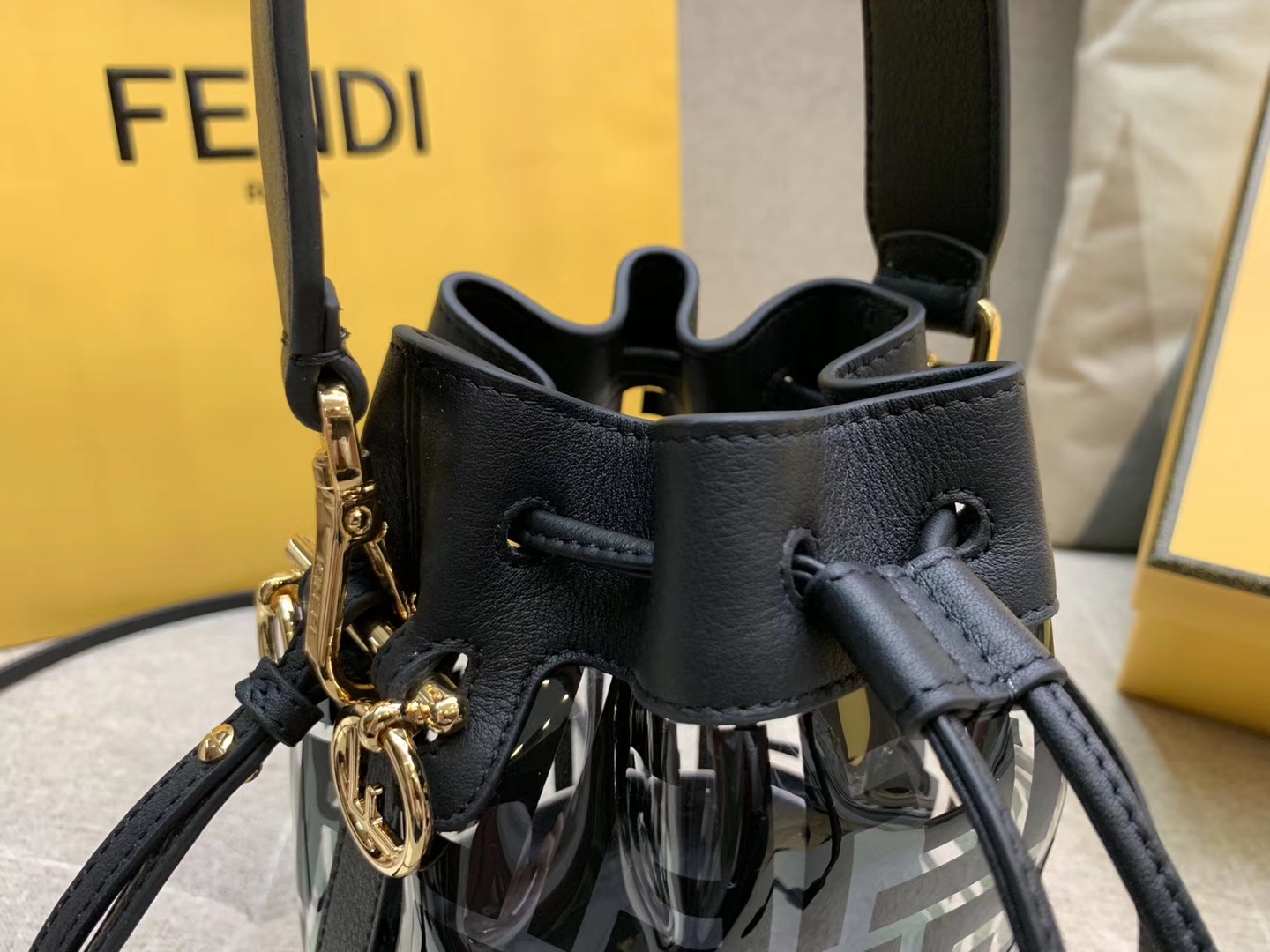 Fendi 芬迪 Mon Tresor 小号水桶手袋 全透明的TPU 18x12x10cm 黑色