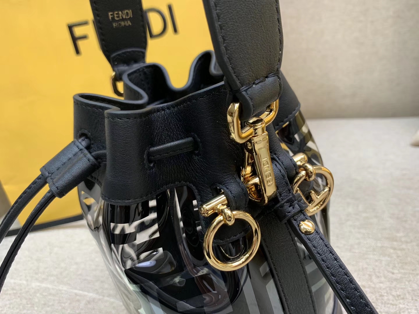 Fendi 芬迪 Mon Tresor 小号水桶手袋 全透明的TPU 18x12x10cm 黑色