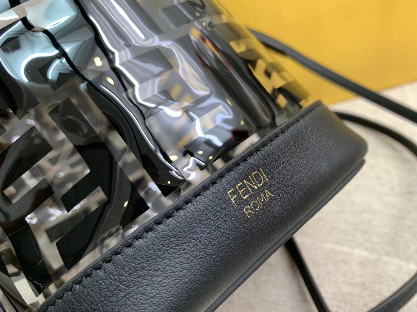 Fendi 芬迪 Mon Tresor 小号水桶手袋 全透明的TPU 18x12x10cm 黑色