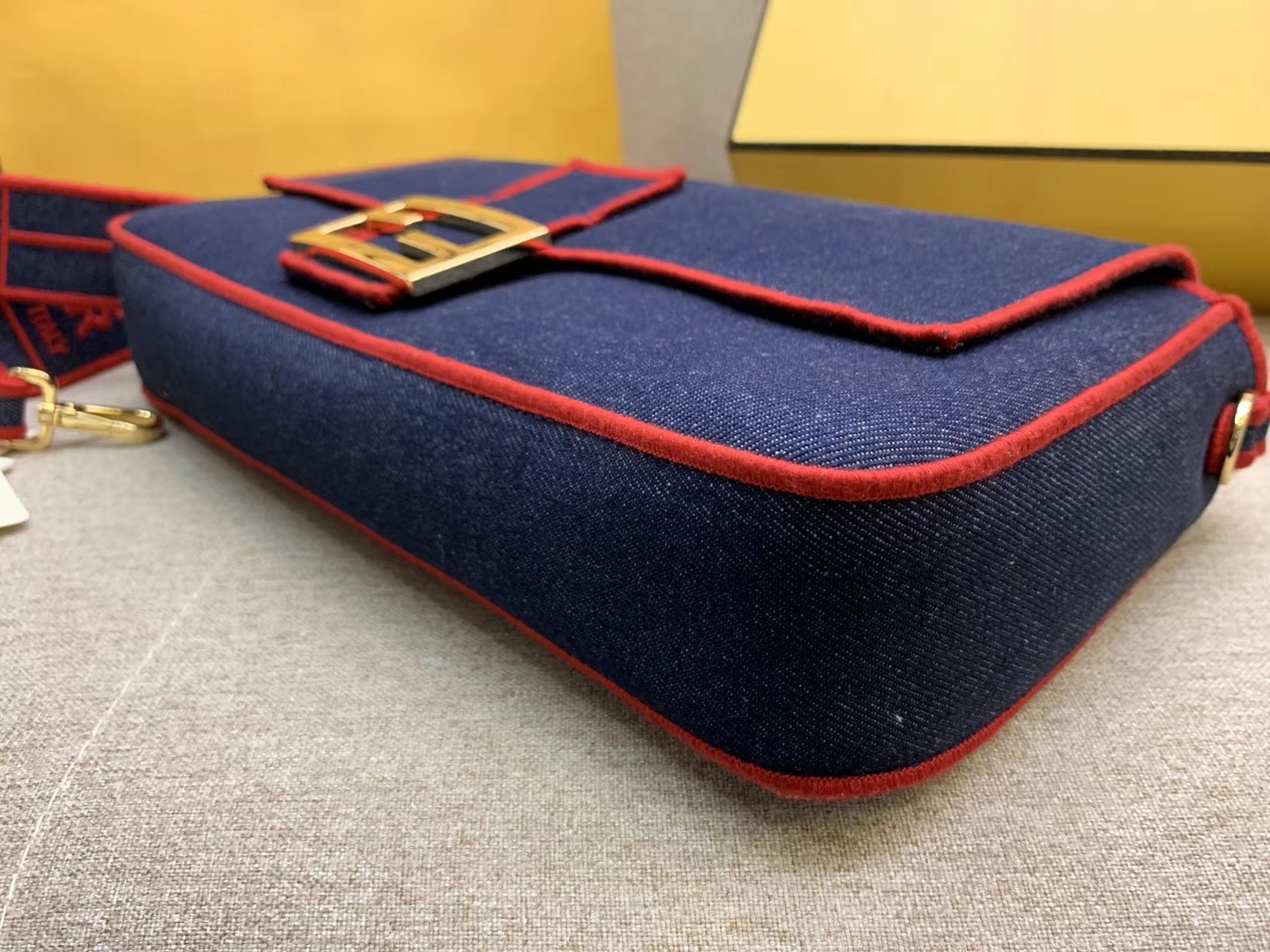 Baguette 系列 牛仔布材质 红色刺绣边缘 内衬配有拉链袋 33x18x5.5cm