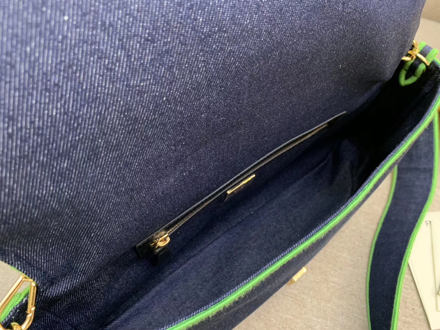 Baguette 系列 牛仔布材质 绿色刺绣边缘 内衬配有拉链袋 33x18x5.5cm
