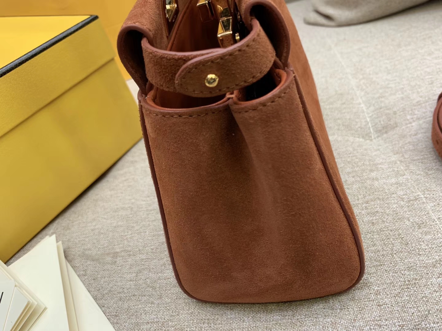 FENDI芬迪 Peekaboo 最新小猫xs号 19x17x10cm 6803 焦糖色 鹿皮