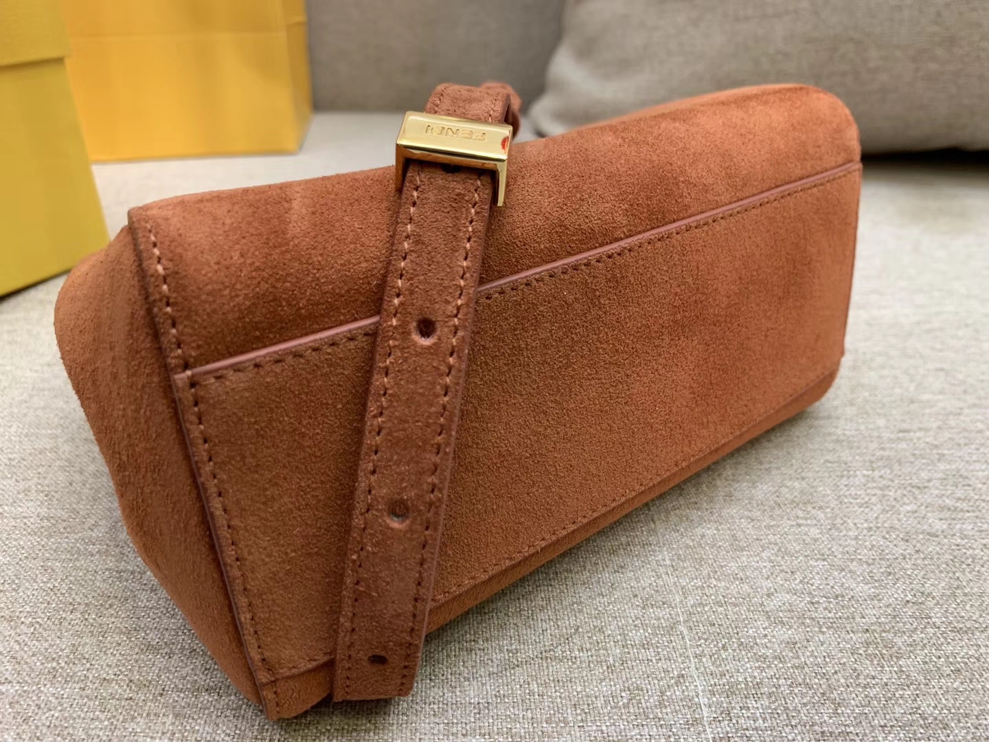 FENDI芬迪 Peekaboo 最新小猫xs号 19x17x10cm 6803 焦糖色 鹿皮