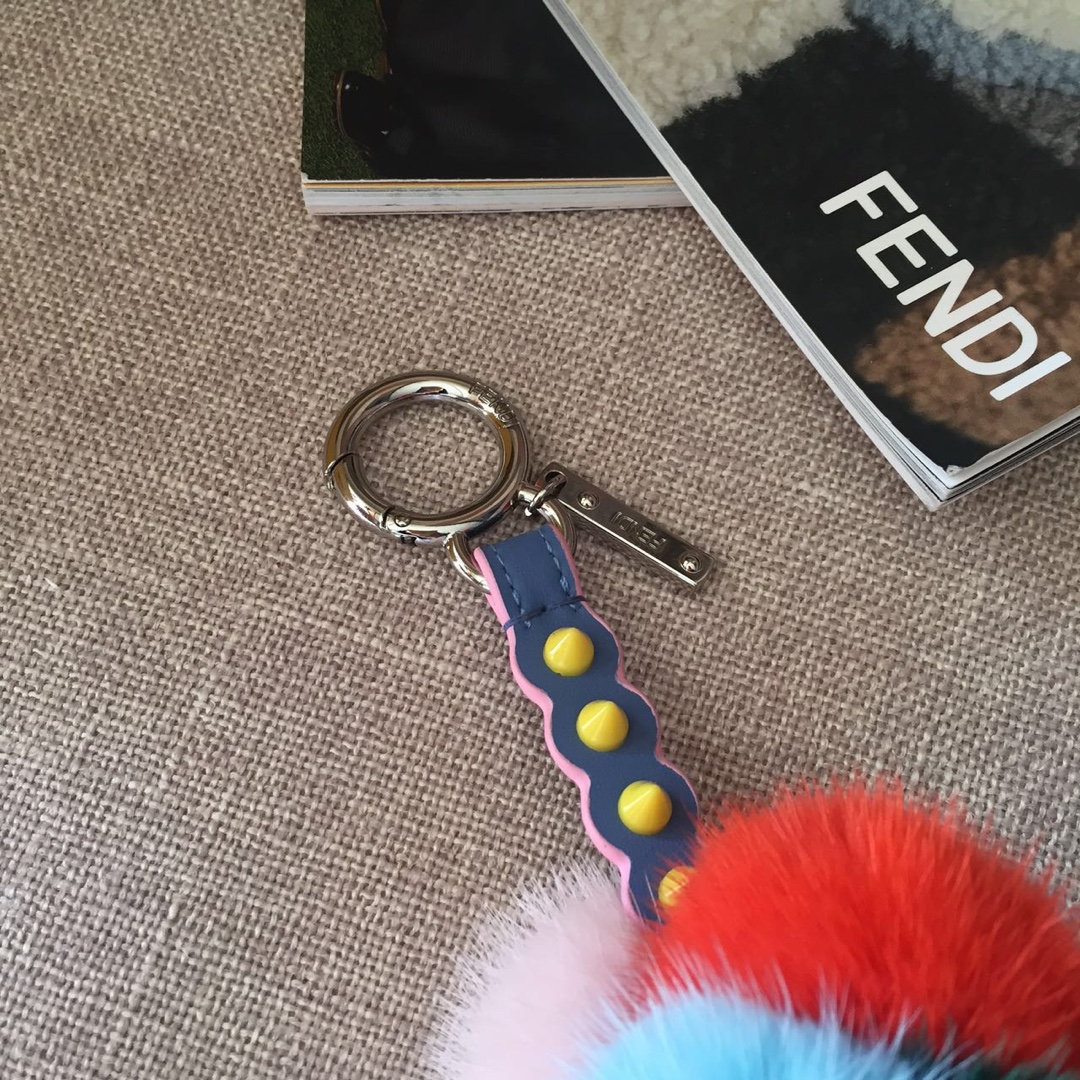FENDI挂件冰淇淋 玩性十足 萌发的绚烂色彩 为你的手袋加点甜 