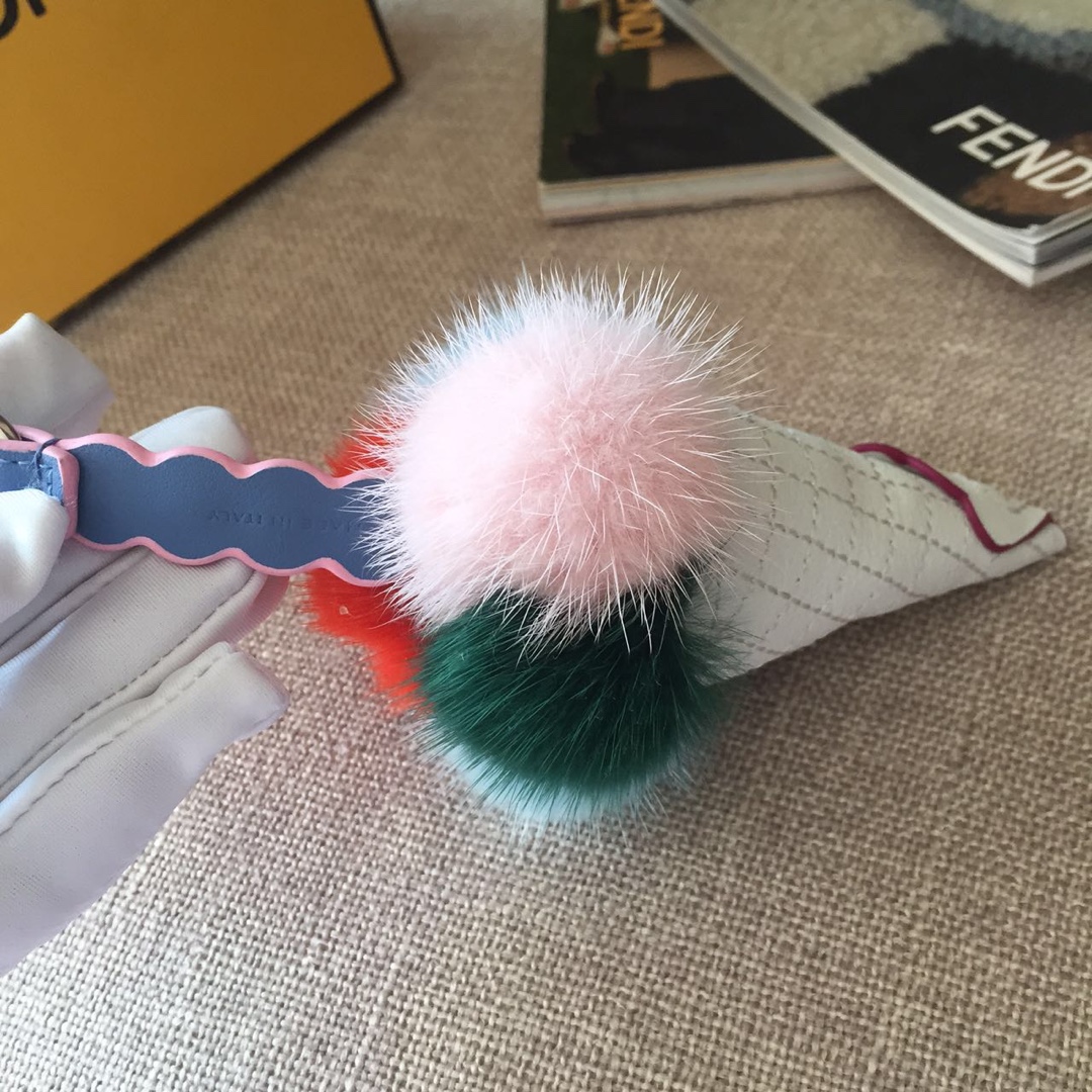 FENDI挂件冰淇淋 玩性十足 萌发的绚烂色彩 为你的手袋加点甜 