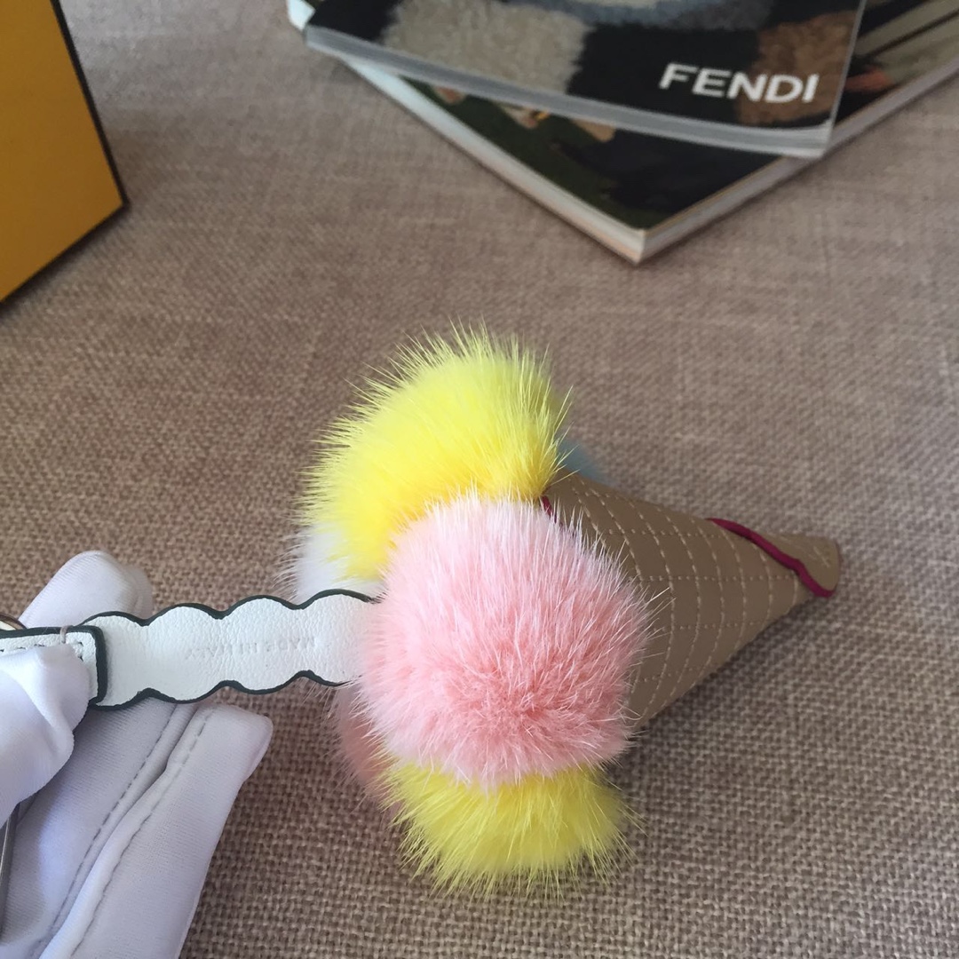 FENDI挂件冰淇淋 玩性十足 萌发的绚烂色彩 为你的手袋加点甜 