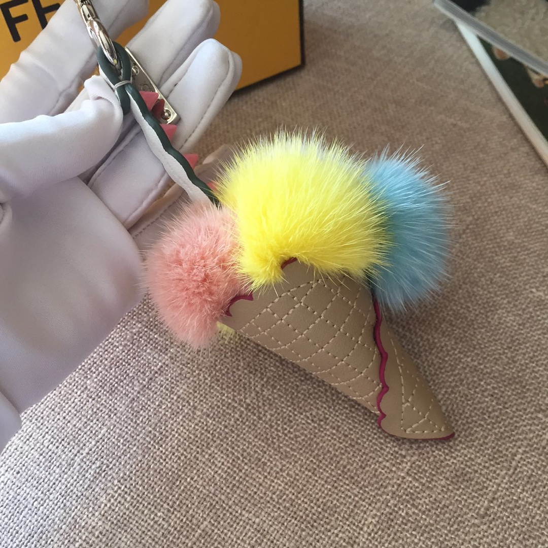 FENDI挂件冰淇淋 玩性十足 萌发的绚烂色彩 为你的手袋加点甜 