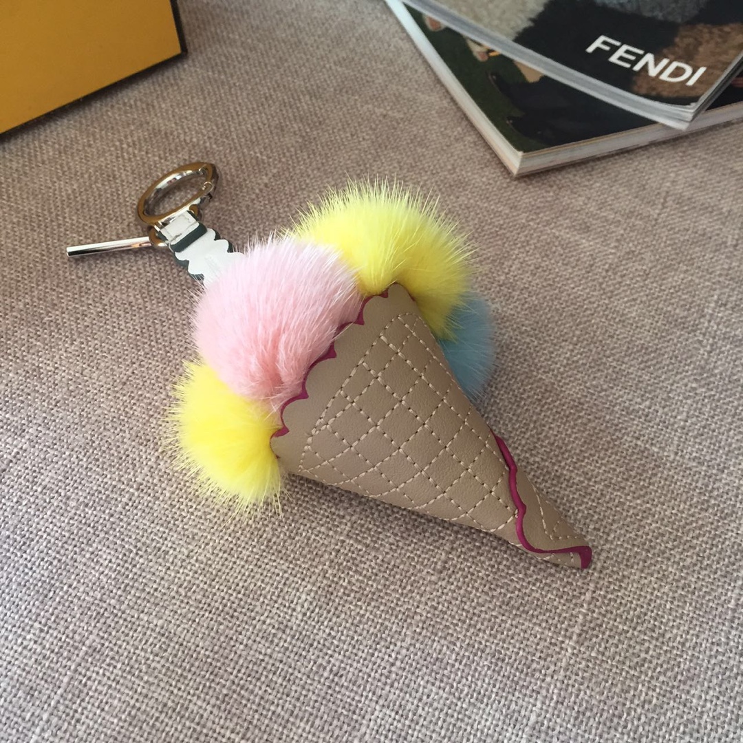 FENDI挂件冰淇淋 玩性十足 萌发的绚烂色彩 为你的手袋加点甜 
