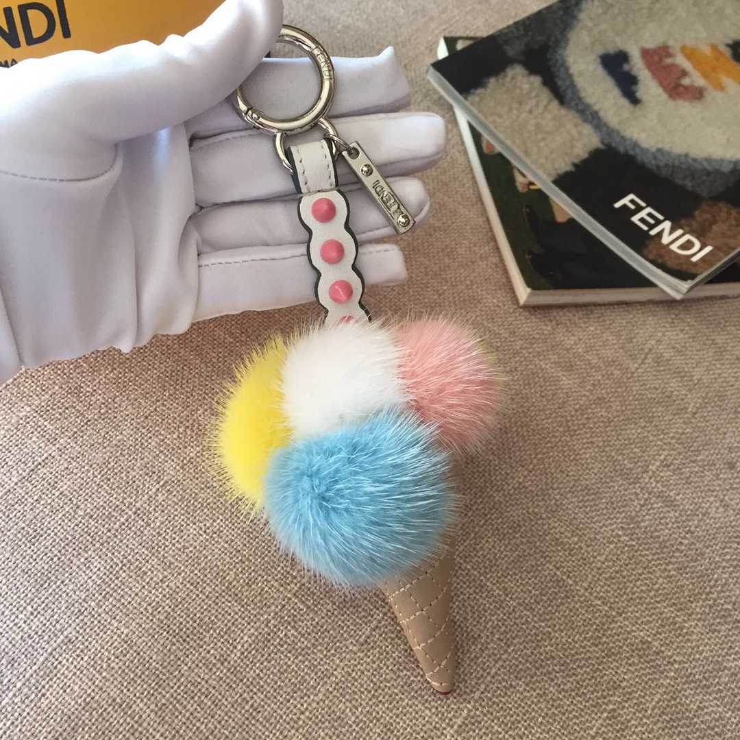 FENDI挂件冰淇淋 玩性十足 萌发的绚烂色彩 为你的手袋加点甜 