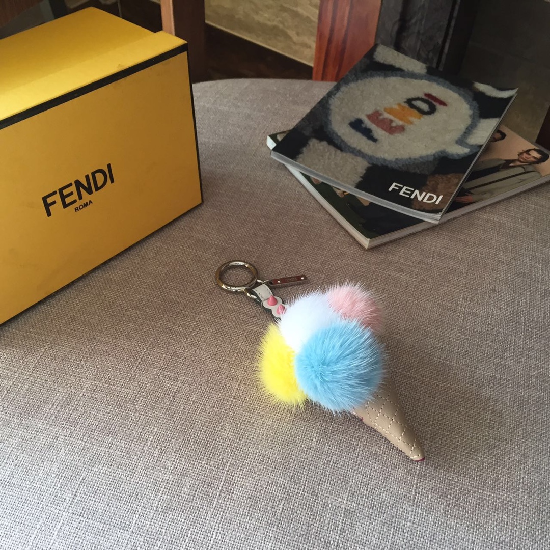 FENDI挂件冰淇淋 玩性十足 萌发的绚烂色彩 为你的手袋加点甜 