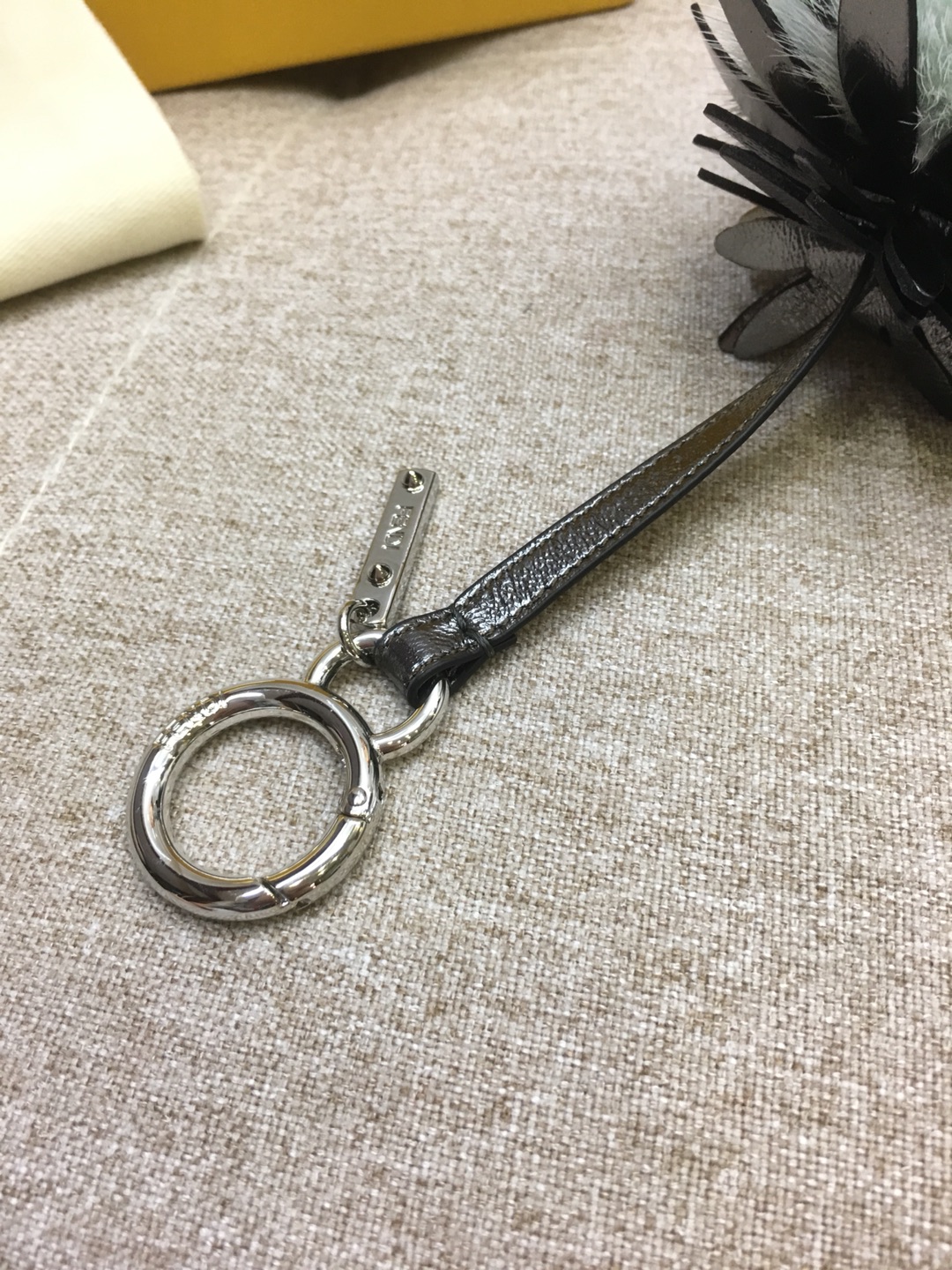 FENDI新挂饰草莓挂件 进口水貂毛 玩性十足 抹上一道亮丽的色彩 可爱百搭 