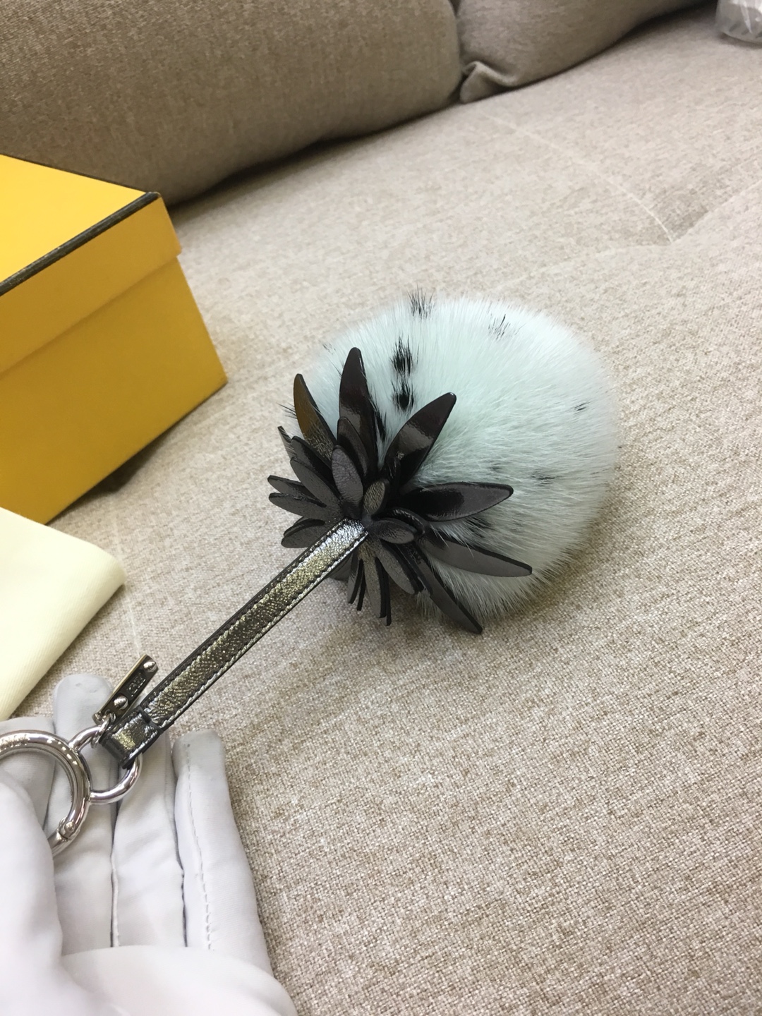 FENDI新挂饰草莓挂件 进口水貂毛 玩性十足 抹上一道亮丽的色彩 可爱百搭 