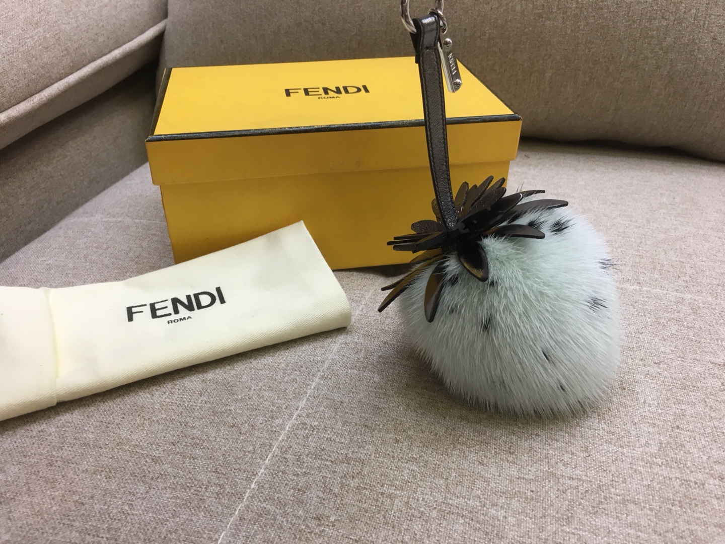 FENDI新挂饰草莓挂件 进口水貂毛 玩性十足 抹上一道亮丽的色彩 可爱百搭 