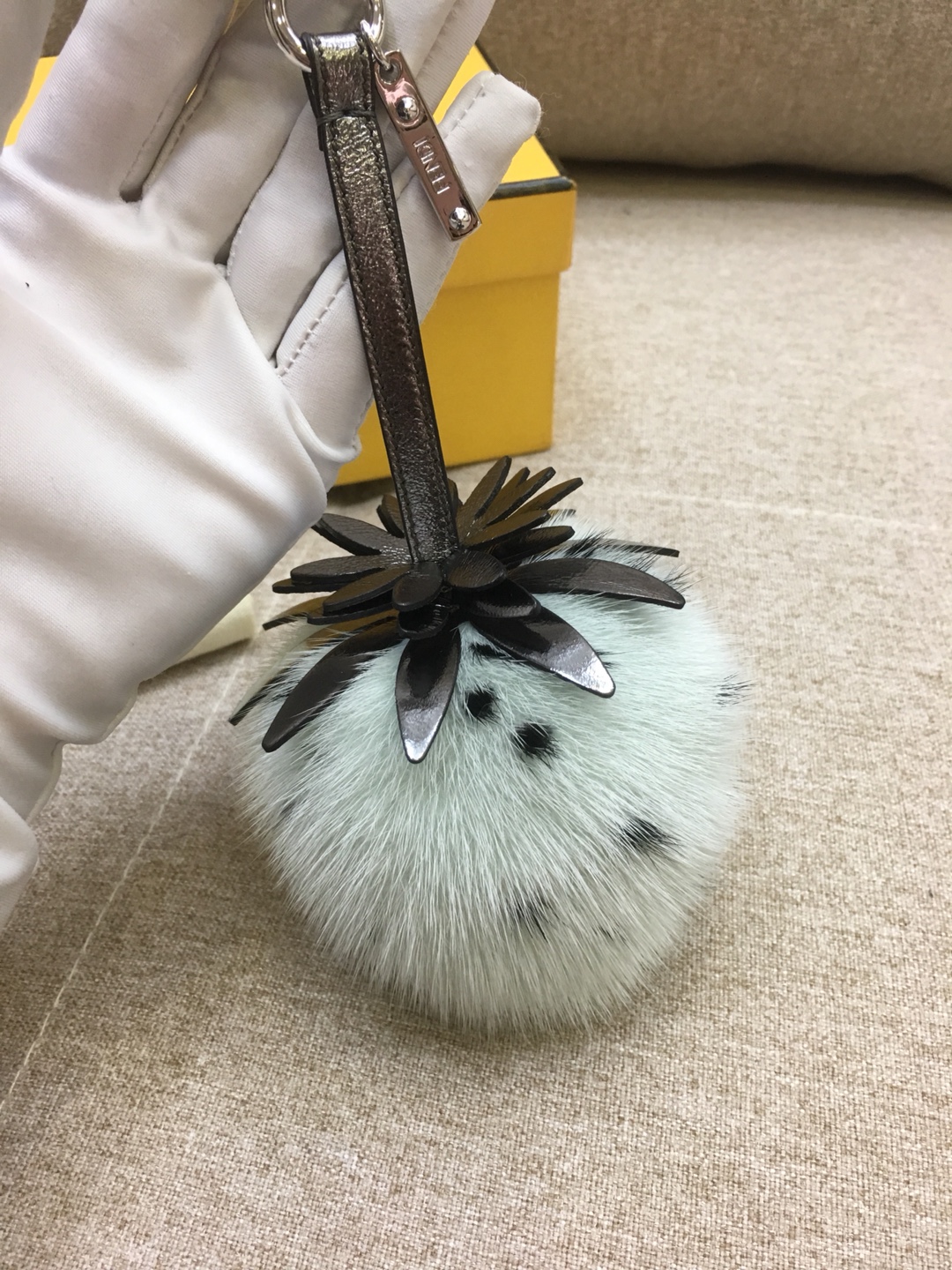 FENDI新挂饰草莓挂件 进口水貂毛 玩性十足 抹上一道亮丽的色彩 可爱百搭 