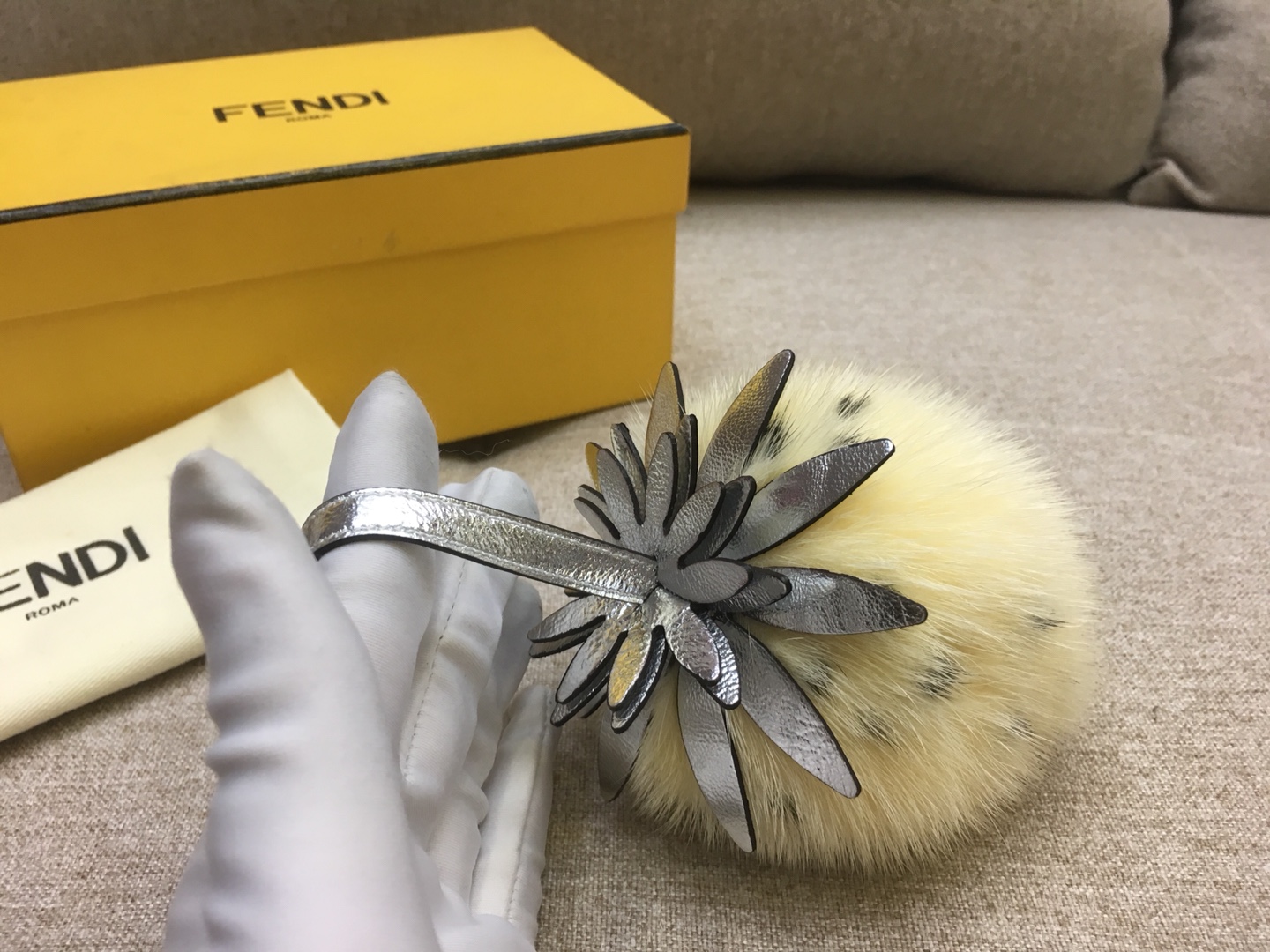 FENDI新挂饰草莓挂件 进口水貂毛 玩性十足 抹上一道亮丽的色彩 可爱百搭 