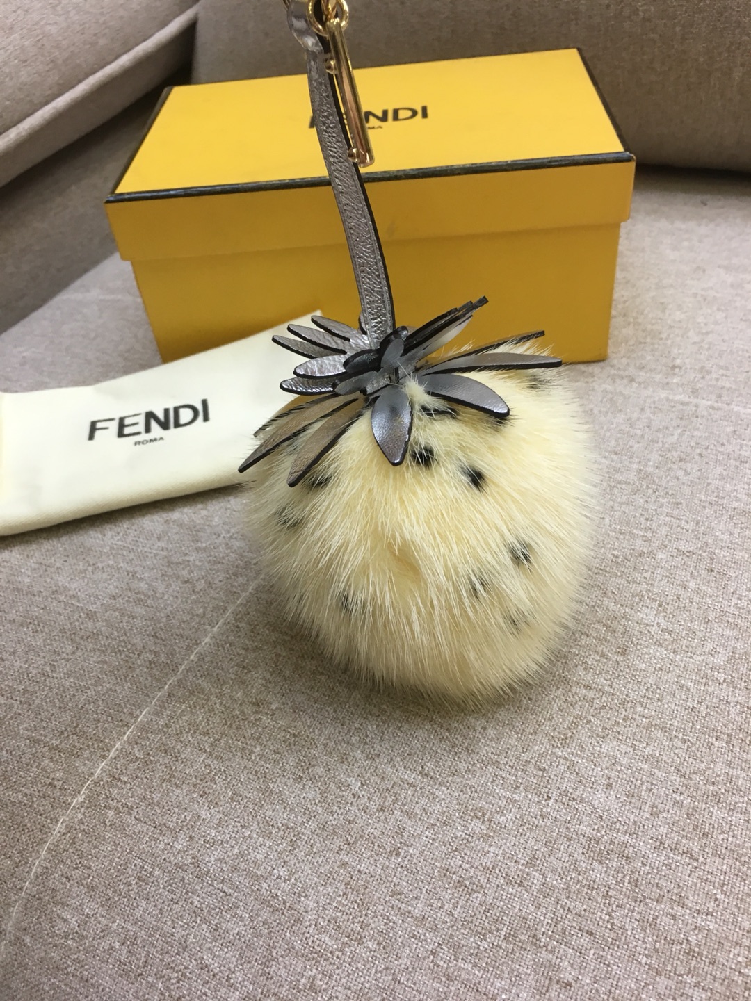 FENDI新挂饰草莓挂件 进口水貂毛 玩性十足 抹上一道亮丽的色彩 可爱百搭 