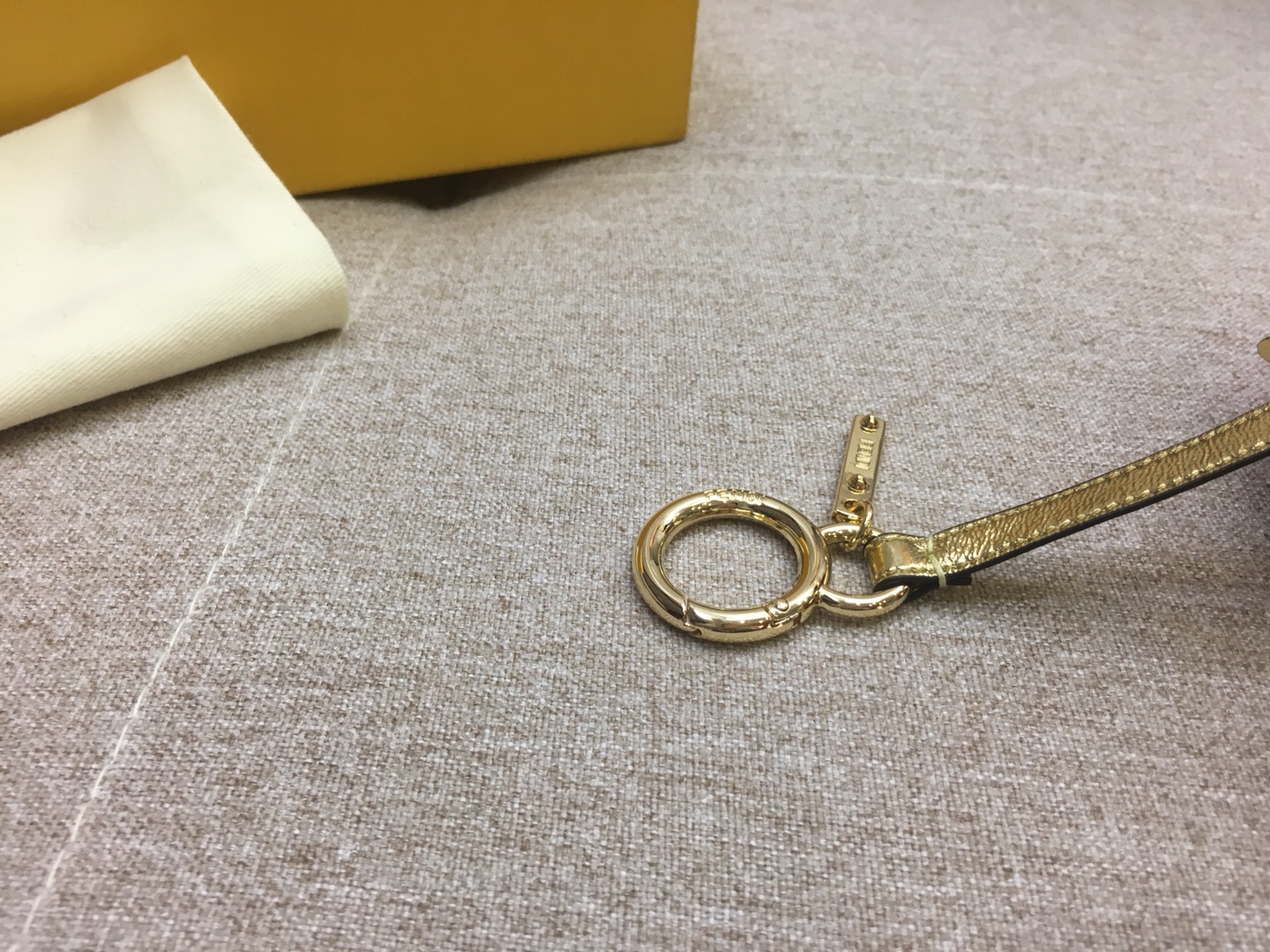 FENDI新挂饰草莓挂件 进口水貂毛 玩性十足 抹上一道亮丽的色彩 可爱百搭 