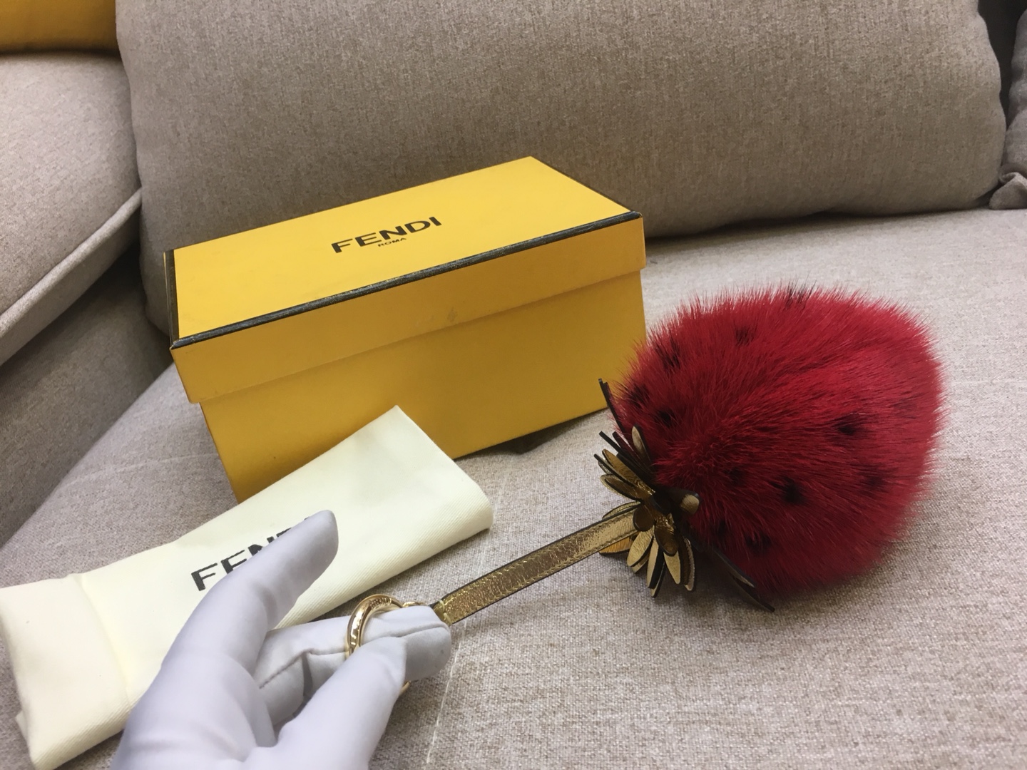 FENDI新挂饰草莓挂件 进口水貂毛 玩性十足 抹上一道亮丽的色彩 可爱百搭 