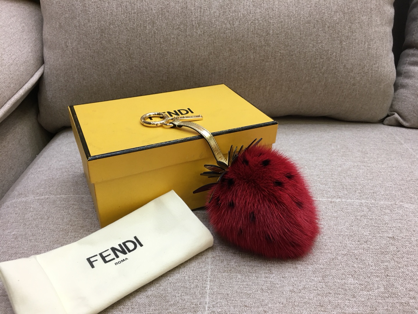 FENDI新挂饰草莓挂件 进口水貂毛 玩性十足 抹上一道亮丽的色彩 可爱百搭 