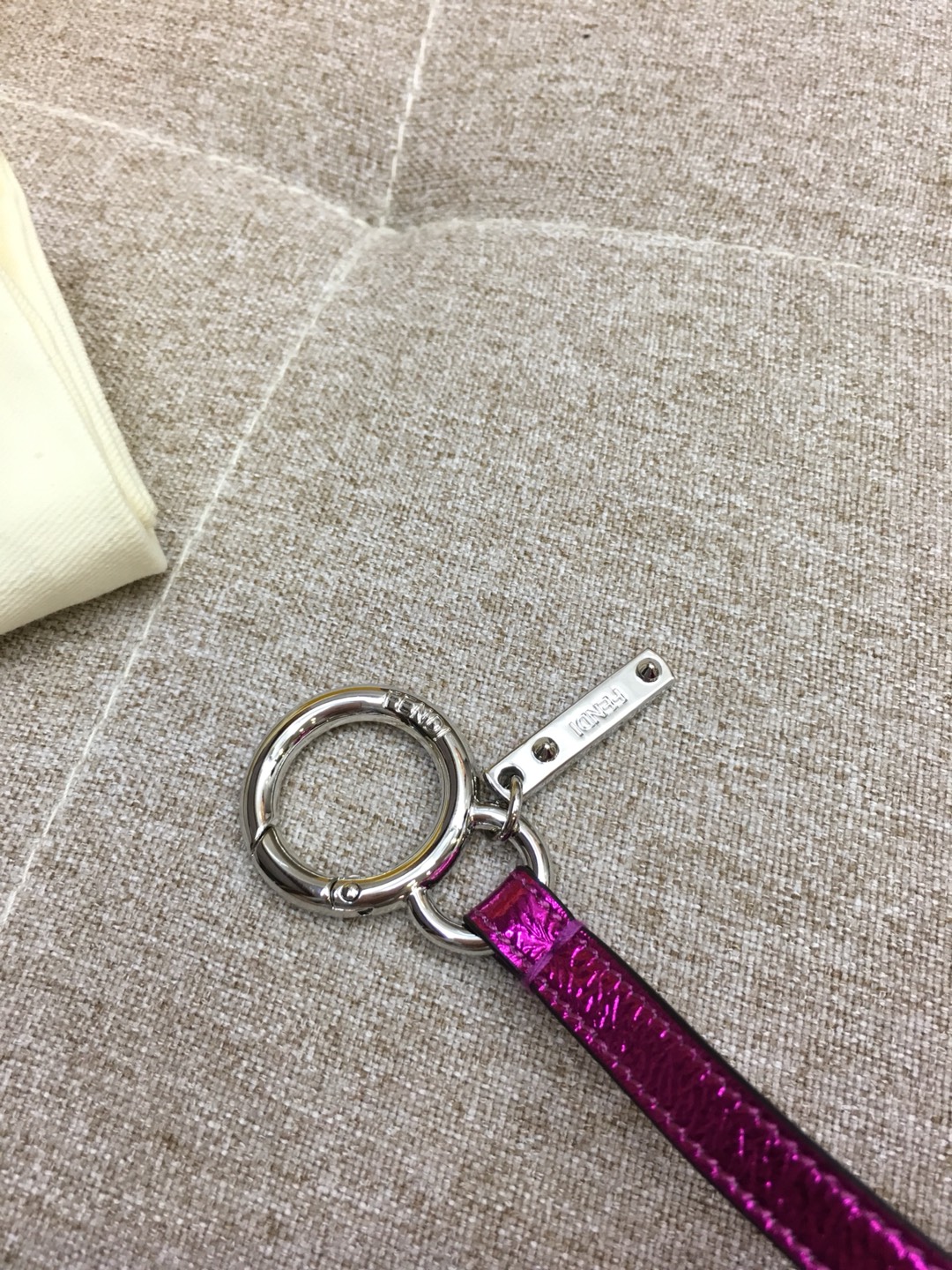FENDI新挂饰草莓挂件 进口水貂毛 玩性十足 抹上一道亮丽的色彩 可爱百搭 