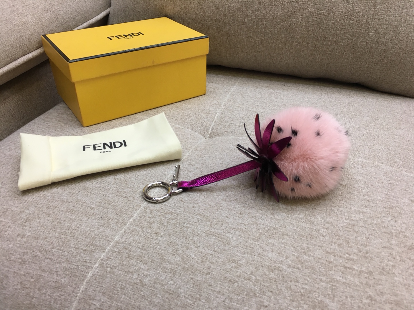 FENDI新挂饰草莓挂件 进口水貂毛 玩性十足 抹上一道亮丽的色彩 可爱百搭 