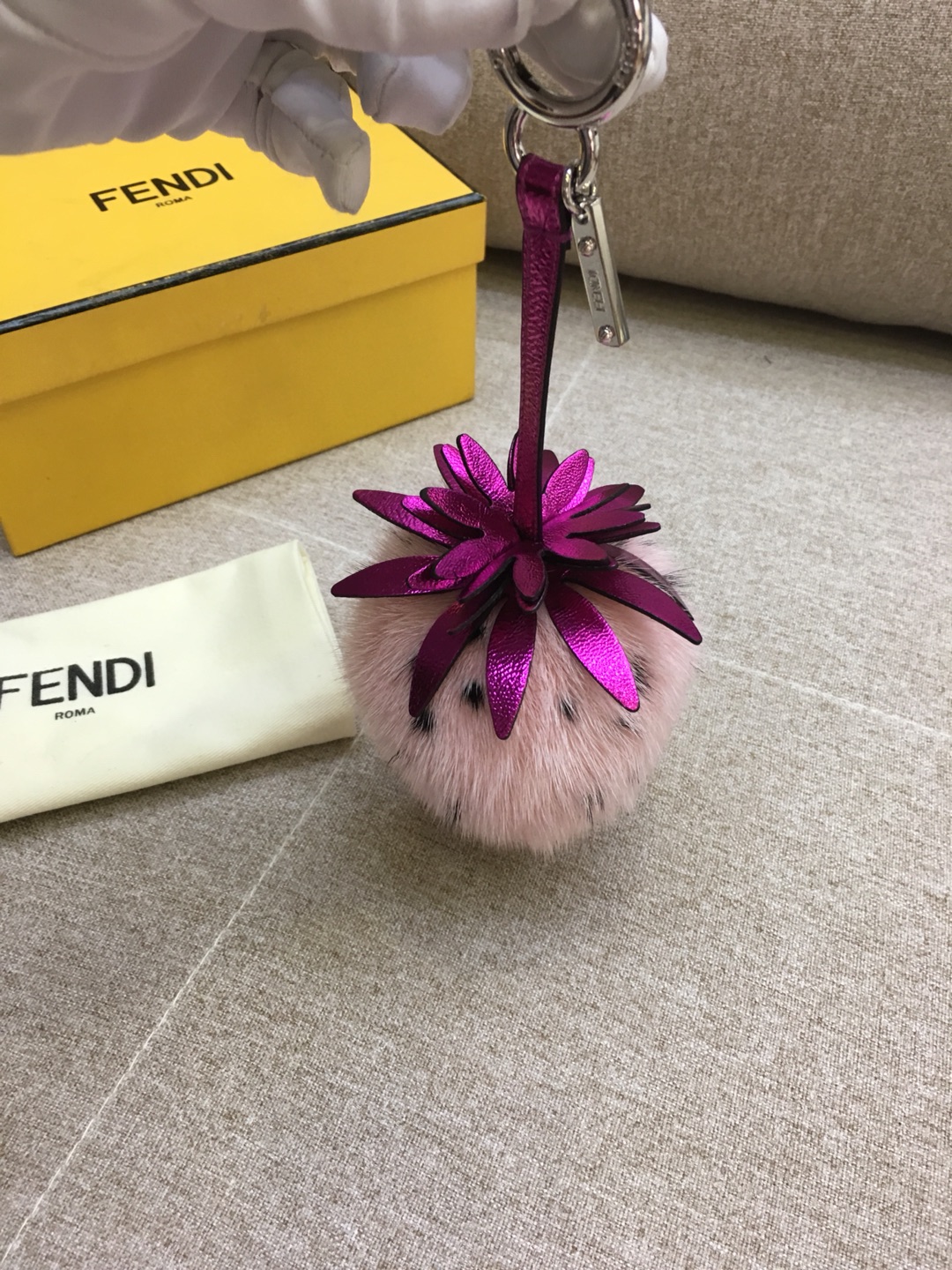 FENDI新挂饰草莓挂件 进口水貂毛 玩性十足 抹上一道亮丽的色彩 可爱百搭 
