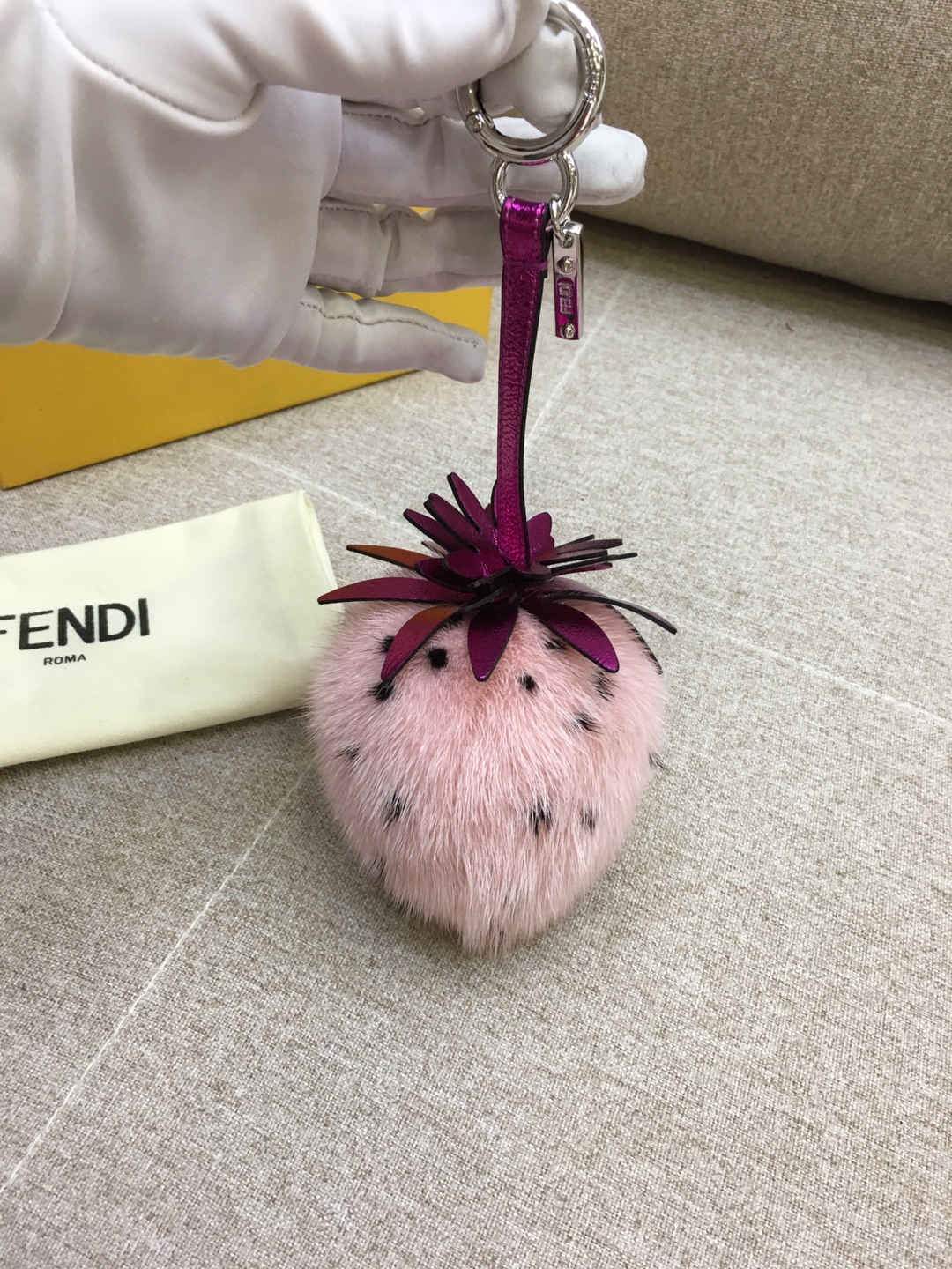 FENDI新挂饰草莓挂件 进口水貂毛 玩性十足 抹上一道亮丽的色彩 可爱百搭 
