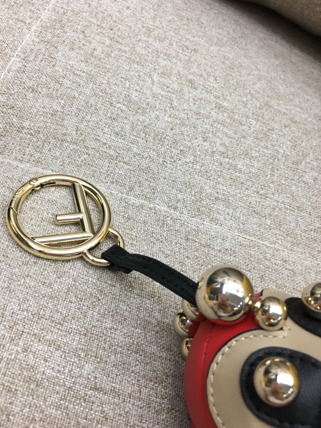 FENDI 奇趣配饰Space Monkey 给你的潮酷装备加一点个性Buff