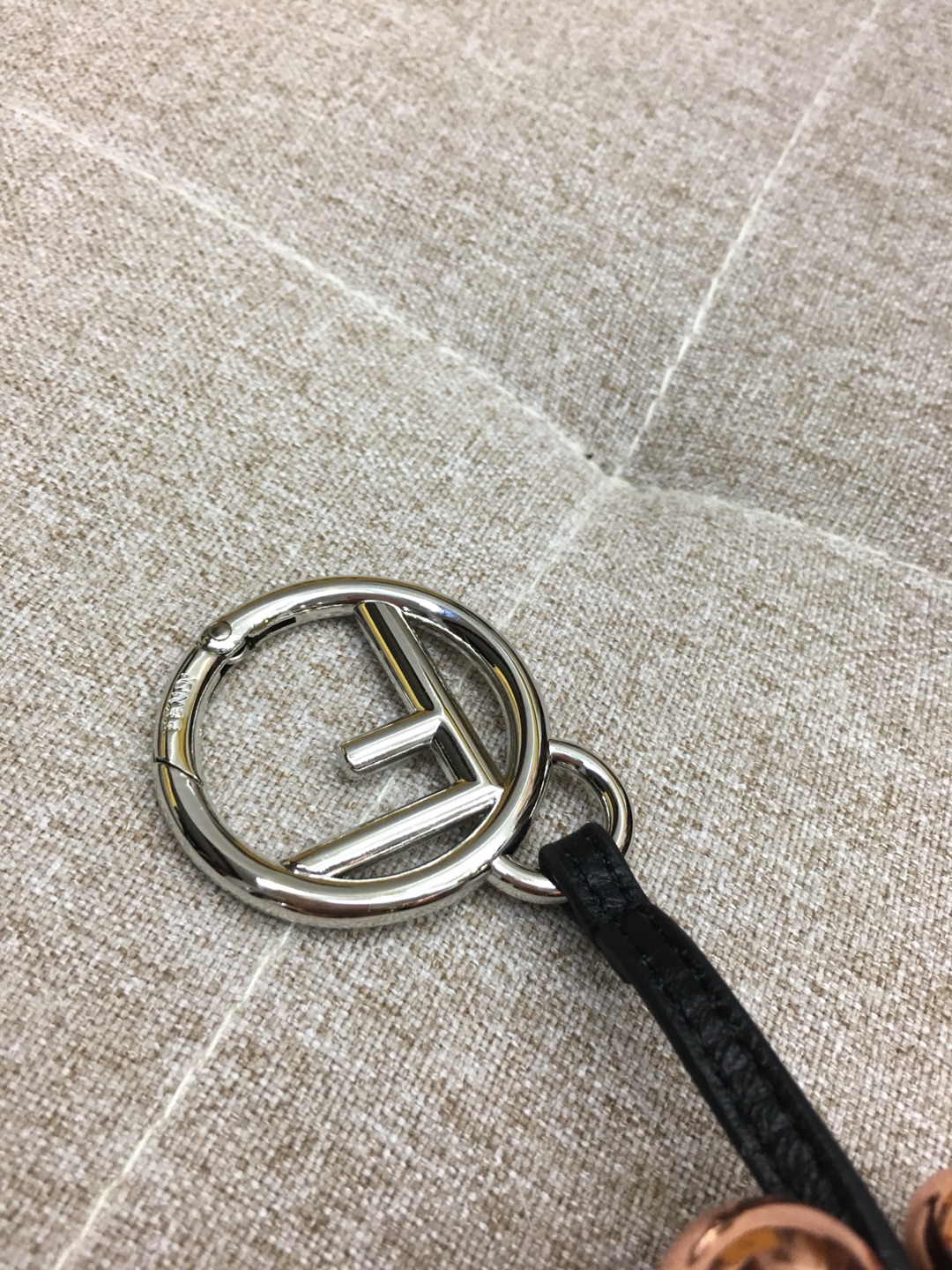 FENDI 奇趣配饰Space Monkey 给你的潮酷装备加一点个性Buff