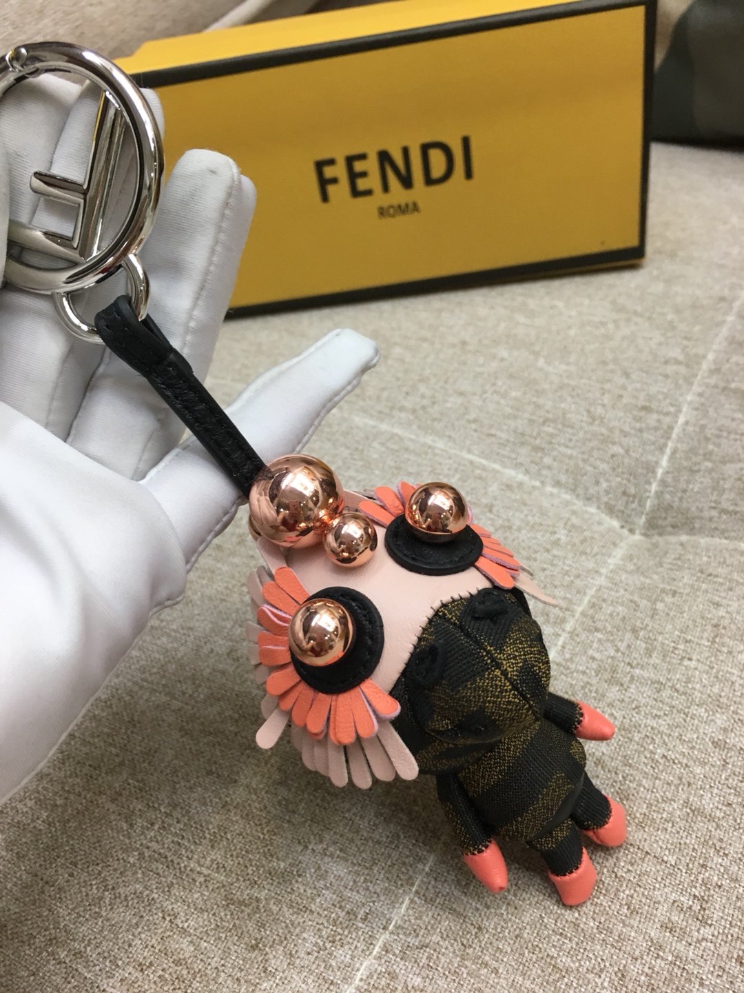 FENDI 奇趣配饰Space Monkey 给你的潮酷装备加一点个性Buff