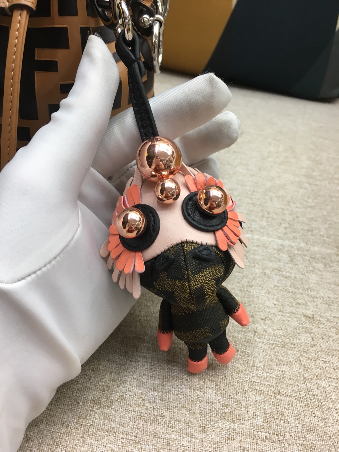 FENDI 奇趣配饰Space Monkey 给你的潮酷装备加一点个性Buff