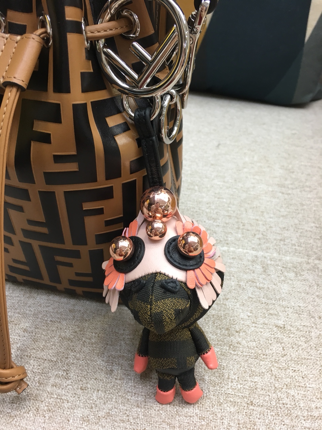FENDI 奇趣配饰Space Monkey 给你的潮酷装备加一点个性Buff