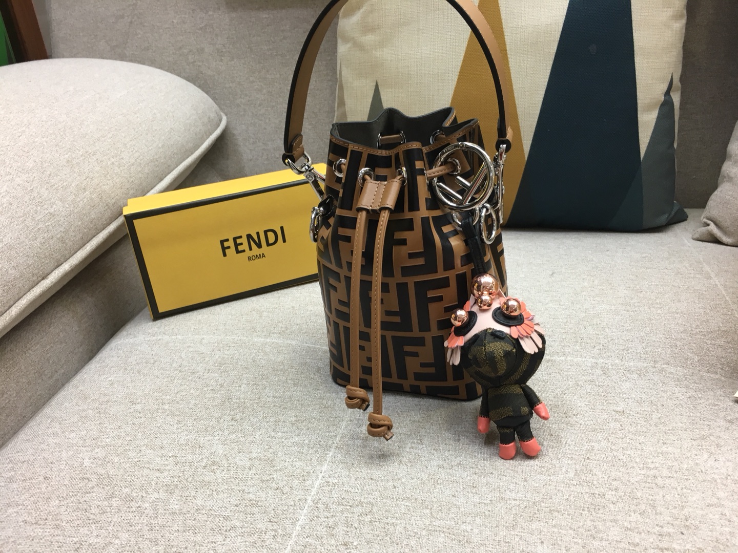FENDI 奇趣配饰Space Monkey 给你的潮酷装备加一点个性Buff